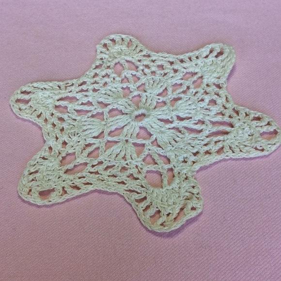 FINAL SALE PRICE 6 Pc Vintage Small Ivory Doily Set - Picture 11 of 14